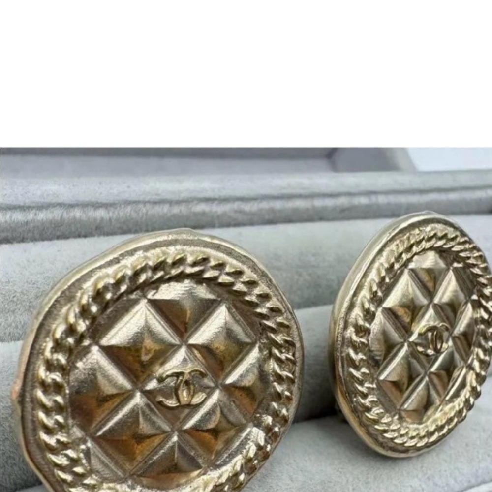 Vintage Chanel CC Matelasse clip-on earrings - Picture 15 of 15